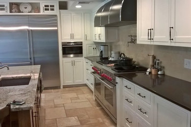 Idéer för att renovera ett vintage kök, med en undermonterad diskho, luckor med infälld panel, vita skåp, granitbänkskiva, beige stänkskydd, stänkskydd i glaskakel, rostfria vitvaror och klinkergolv i porslin