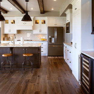 Ispirazione per una cucina classica con ante in stile shaker, ante bianche, paraspruzzi beige, elettrodomestici in acciaio inossidabile, parquet scuro, pavimento marrone e top grigio
