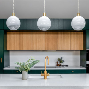 Moderne Wohnküche mit Waschbecken, Lamellenschränken, grünen Schränken, Speckstein-Arbeitsplatte, Küchenrückwand in Grau, Rückwand aus Quarzwerkstein, bunten Elektrogeräten, Terrazzo-Boden, Kücheninsel, buntem Boden, grauer Arbeitsplatte und gewölbter Decke in London