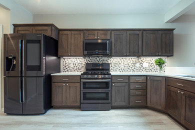 Idéer för ett mellanstort rustikt vit kök, med en undermonterad diskho, skåp i shakerstil, skåp i mörkt trä, bänkskiva i kvarts, flerfärgad stänkskydd, stänkskydd i glaskakel, rostfria vitvaror, ljust trägolv, en halv köksö och beiget golv