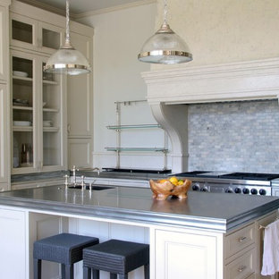 Klassische Küchenbar mit Glasfronten, beigen Schränken, Zink-Arbeitsplatte, bunter Rückwand, Rückwand aus Steinfliesen und Elektrogeräten mit Frontblende in Los Angeles