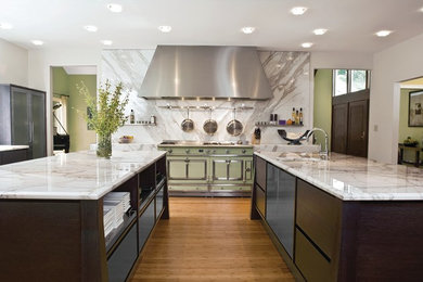 バンクーバーにあるコンテンポラリースタイルのおしゃれなキッチン (濃色木目調キャビネット、カラー調理設備、白いキッチンパネル、石スラブのキッチンパネル) の写真