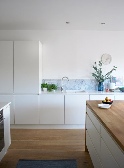 Modern Kitchen by EB Interiors