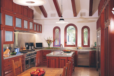 Foto de cocina clásica con fregadero bajoencimera, puertas de armario de madera oscura, encimera de granito, electrodomésticos de acero inoxidable y una isla