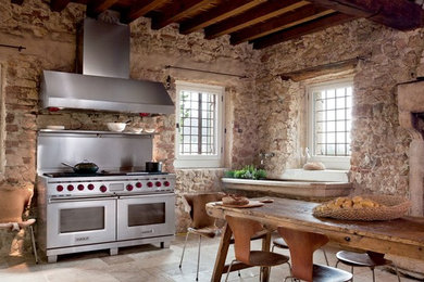 Foto på ett avskilt, mellanstort funkis linjärt kök, med rostfria vitvaror, skiffergolv, en integrerad diskho, beige stänkskydd, stänkskydd i stenkakel och beiget golv