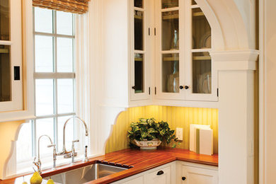 Example of a kitchen design in Atlanta