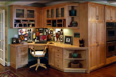 Modelo de cocina comedor minimalista con armarios con paneles empotrados, puertas de armario de madera clara, encimera de madera, salpicadero gris, electrodomésticos de acero inoxidable y suelo de madera en tonos medios