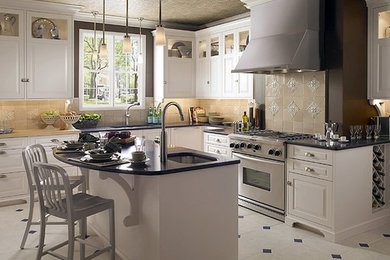 Photo of a traditional kitchen in Chicago.