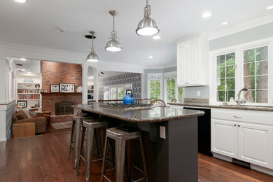 Kitchen - traditional kitchen idea in Seattle