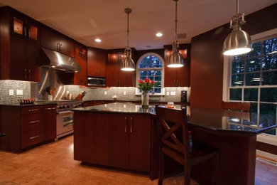 リッチモンドにある中くらいなコンテンポラリースタイルのおしゃれなキッチン (中間色木目調キャビネット) の写真