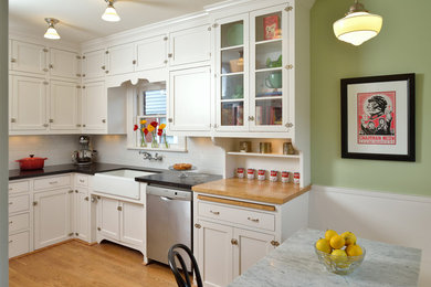 Example of a classic kitchen design in Houston