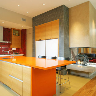 Foto di una cucina design con paraspruzzi rosso e top arancione