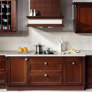 Immagine di una cucina minimal con ante in stile shaker, ante in legno bruno, top in onice, paraspruzzi bianco, paraspruzzi con piastrelle in pietra e pavimento con piastrelle in ceramica