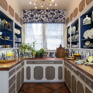 Foto di una piccola cucina classica con nessun'anta, top in rame, pavimento in terracotta, lavello integrato, paraspruzzi blu, paraspruzzi con piastrelle di vetro e nessuna isola