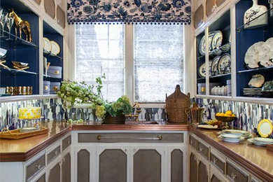 Foto di una piccola cucina classica con nessun'anta, top in rame, pavimento in terracotta, lavello integrato, paraspruzzi blu, paraspruzzi con piastrelle di vetro e nessuna isola