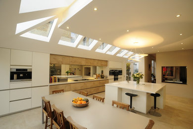 Einzeilige Moderne Wohnküche mit Unterbauwaschbecken und hellen Holzschränken in Oxfordshire