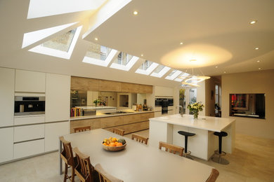 Diseño de cocina comedor lineal contemporánea con fregadero bajoencimera y puertas de armario de madera clara