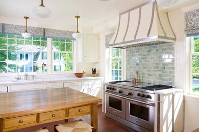 Example of a classic kitchen design in Burlington with an island