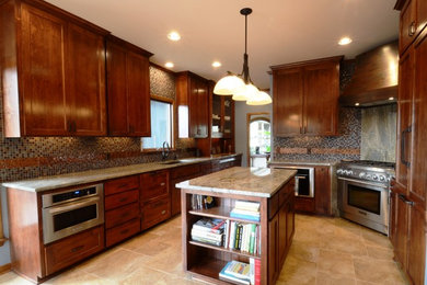 Kitchen - traditional kitchen idea in New Orleans