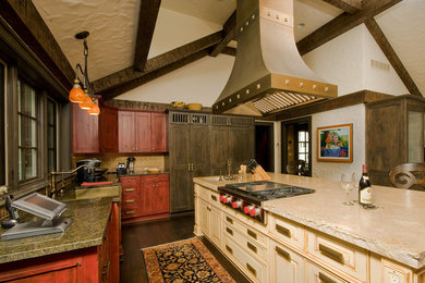 Immagine di una grande cucina eclettica con lavello sottopiano, pavimento in legno massello medio, ante con riquadro incassato, ante in legno scuro, top in granito, paraspruzzi beige e paraspruzzi in gres porcellanato