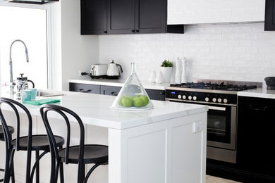 Свежая идея для дизайна: кухня-гостиная в современном стиле с черным полом - отличное фото интерьера