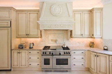 Geräumige Klassische Küche ohne Insel in L-Form mit Vorratsschrank, profilierten Schrankfronten, weißen Schränken, Küchenrückwand in Weiß und Küchengeräten aus Edelstahl in Toronto
