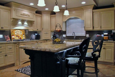 Elegant kitchen photo in St Louis