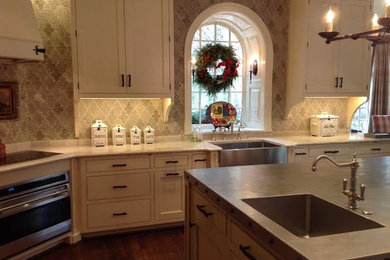 Kitchen - traditional kitchen idea in DC Metro with an island