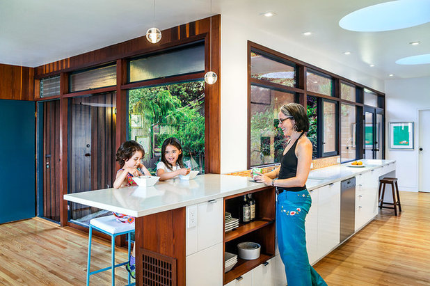 Midcentury Kitchen by Jennifer Weiss Architecture