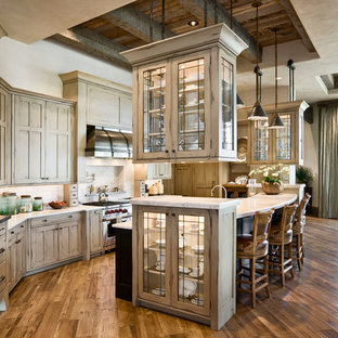 Idee per una cucina abitabile rustica con ante di vetro, ante beige, paraspruzzi beige e elettrodomestici in acciaio inossidabile