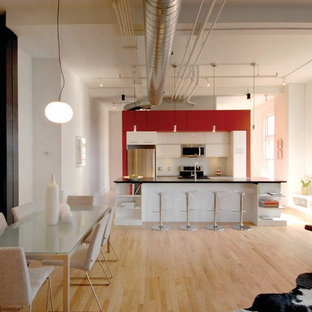 Ispirazione per una cucina minimalista con ante lisce, ante bianche, paraspruzzi bianco e elettrodomestici in acciaio inossidabile