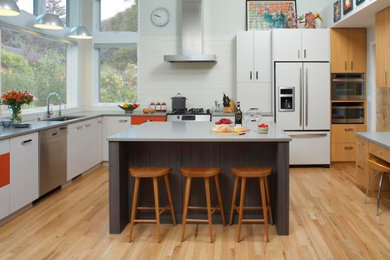 Inspiration för ett mellanstort funkis grå grått kök, med en undermonterad diskho, släta luckor, vita skåp, bänkskiva i kvarts, vitt stänkskydd, stänkskydd i keramik, rostfria vitvaror, mellanmörkt trägolv, en köksö och orange golv
