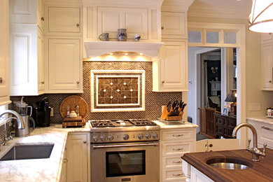 ニューヨークにあるトラディショナルスタイルのおしゃれなキッチン (アンダーカウンターシンク、ベージュのキャビネット、茶色いキッチンパネル) の写真