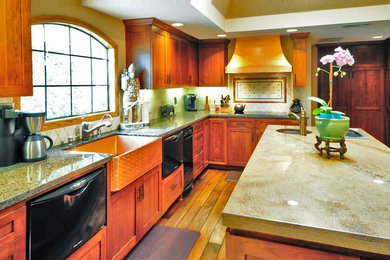 Foto på ett mellanstort amerikanskt kök, med en rustik diskho, skåp i shakerstil, skåp i mörkt trä, granitbänkskiva, beige stänkskydd, stänkskydd i keramik, svarta vitvaror, mörkt trägolv, en köksö och brunt golv