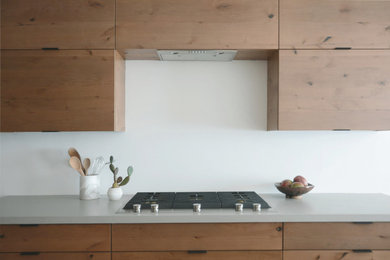 Idee per una cucina moderna di medie dimensioni con ante lisce, top in quarzo composito, parquet chiaro, penisola, pavimento beige, top grigio e ante in legno bruno