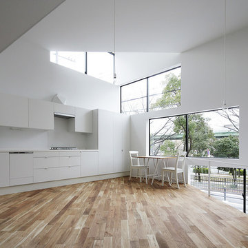 造り付けのキッチンは窓枠と高さを揃えて一体感を