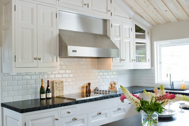 Inspiration för mellanstora klassiska kök, med en undermonterad diskho, vita skåp, granitbänkskiva, vitt stänkskydd, stänkskydd i keramik, rostfria vitvaror, skiffergolv, en köksö, grått golv och luckor med upphöjd panel