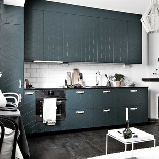 Inspiration för mellanstora moderna linjära kök och matrum, med gröna skåp, mörkt trägolv och svart golv