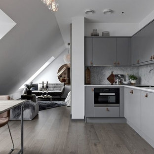 Inspiration för ett minimalistiskt kök, med släta luckor, grå skåp och marmorbänkskiva