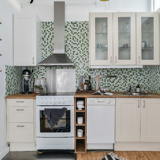 Inspiration för ett avskilt funkis brun linjärt brunt kök, med en nedsänkt diskho, skåp i shakerstil, beige skåp, träbänkskiva, flerfärgad stänkskydd, rostfria vitvaror, mellanmörkt trägolv, brunt golv och stänkskydd i mosaik