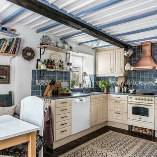 Idéer för att renovera ett litet lantligt grå grått kök, med beige skåp, granitbänkskiva, blått stänkskydd, vita vitvaror, tegelgolv, brunt golv, en dubbel diskho och luckor med upphöjd panel