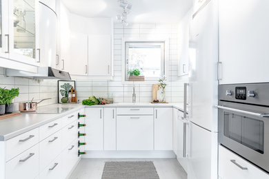 Example of a transitional kitchen design in Stockholm