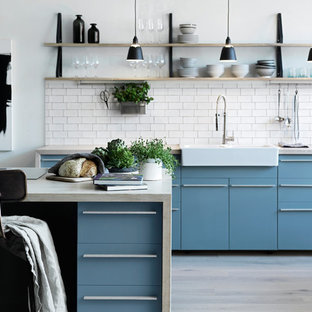 Inspiration för stora nordiska beige parallellkök, med träbänkskiva, en köksö, en rustik diskho, släta luckor, blå skåp, vitt stänkskydd, stänkskydd i keramik, integrerade vitvaror, ljust trägolv och beiget golv