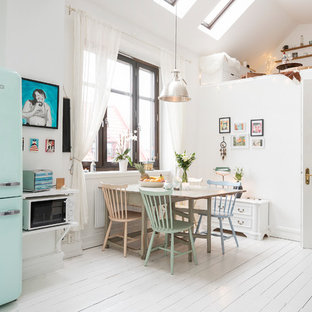 Immagine di una cucina ad ambiente unico nordica di medie dimensioni con lavello stile country, elettrodomestici colorati, pavimento in legno verniciato, nessuna isola, ante con bugna sagomata, ante bianche e top in legno
