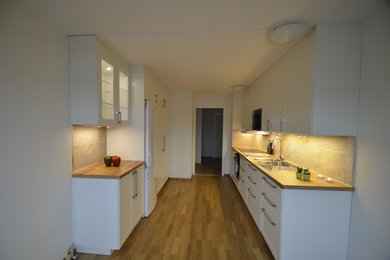 Minimalist kitchen photo in Malmo