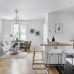 Inspiration för ett nordiskt brun brunt kök, med släta luckor, vita skåp, träbänkskiva, vitt stänkskydd, vita vitvaror, mörkt trägolv, en köksö och svart golv