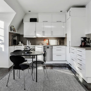Inspiration för minimalistiska grått kök, med en nedsänkt diskho, släta luckor, vita skåp, grått stänkskydd, rostfria vitvaror och grått golv