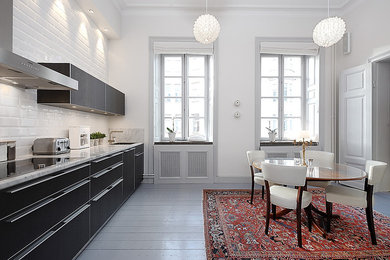 Inspiration för ett mellanstort funkis kök och matrum, med en enkel diskho, öppna hyllor, svarta skåp, marmorbänkskiva, svarta vitvaror och målat trägolv