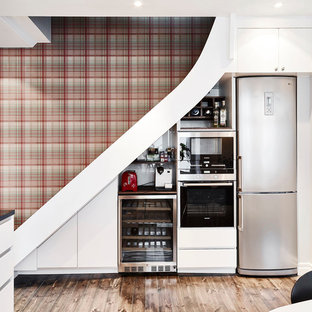 Esempio di una cucina nordica con ante lisce, ante bianche, elettrodomestici in acciaio inossidabile, parquet scuro, top in granito e nessuna isola