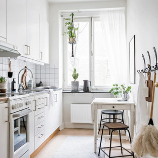 Inspiration för ett litet skandinaviskt linjärt kök och matrum, med släta luckor, vita skåp, bänkskiva i rostfritt stål, vitt stänkskydd, linoleumgolv och beiget golv